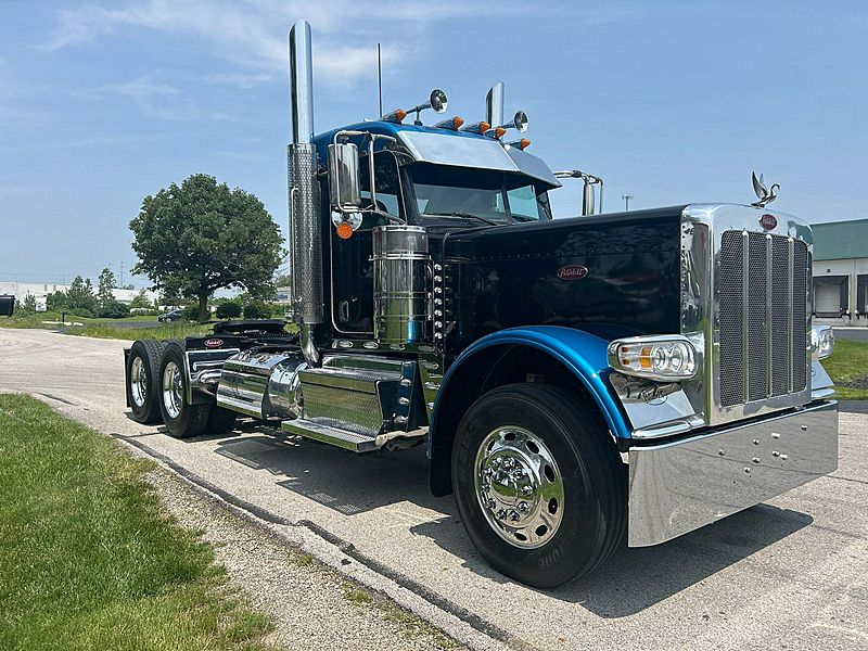 2023 Peterbilt 389