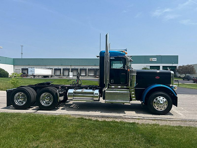 2023 Peterbilt 389