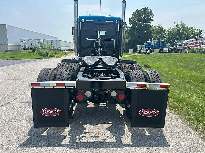 2023 Peterbilt 389