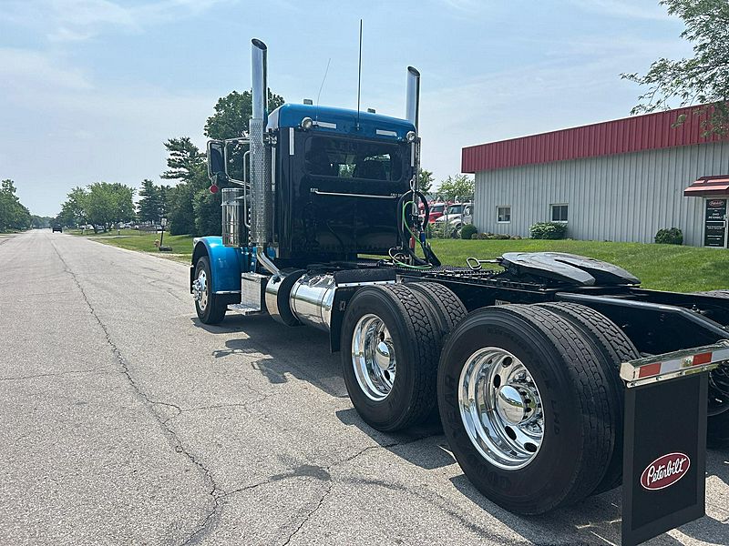 2023 Peterbilt 389