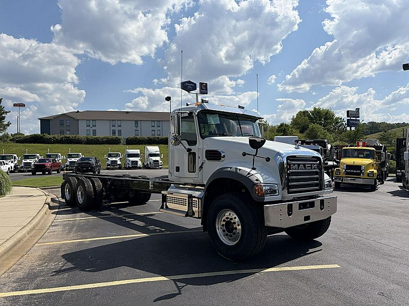 2025 Mack GR64F