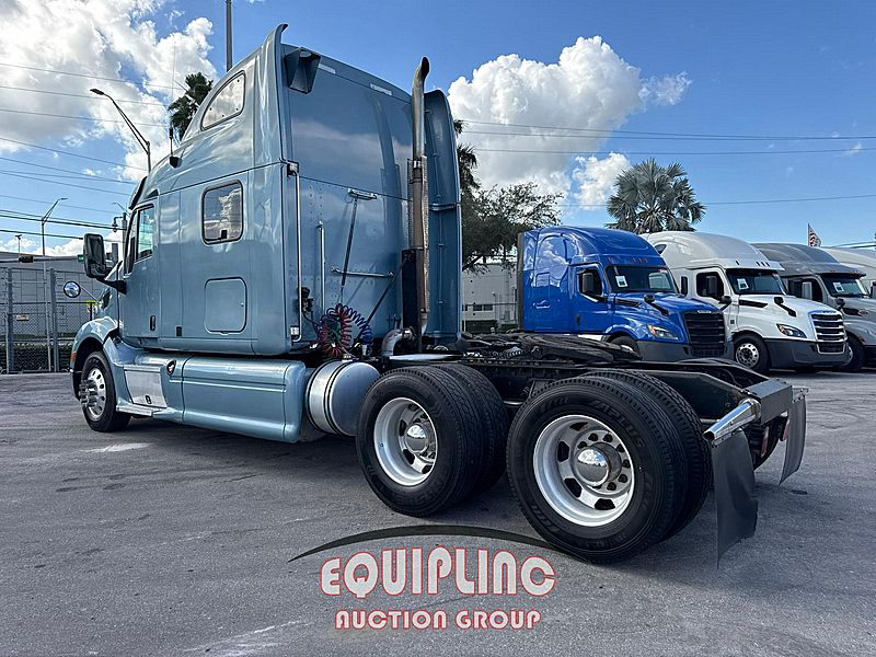 2012 Peterbilt 587