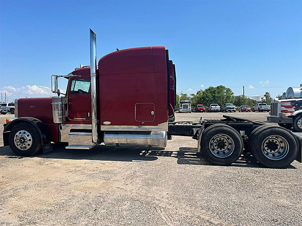 2005 Peterbilt 379EXHD - Sleeper Truck