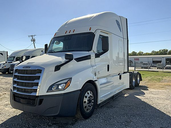 2021 Freightliner PT126SLP - Sleeper Truck