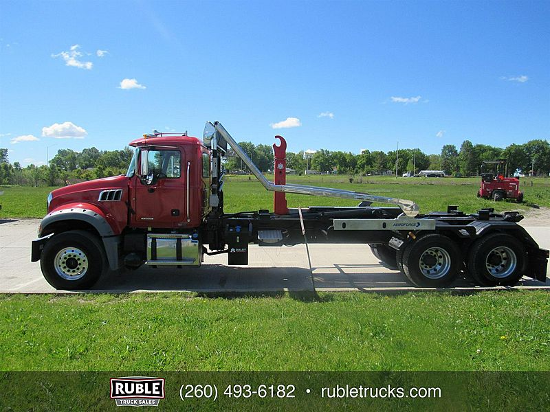2020 Mack GR64F