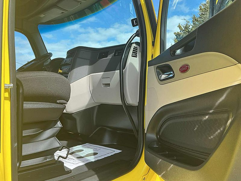 2023 Peterbilt 