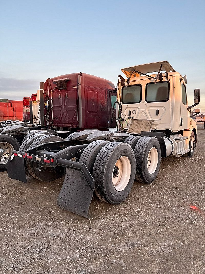 2017 Freightliner X12564ST