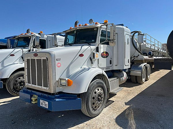 2015 Peterbilt 365 - Sleeper Truck