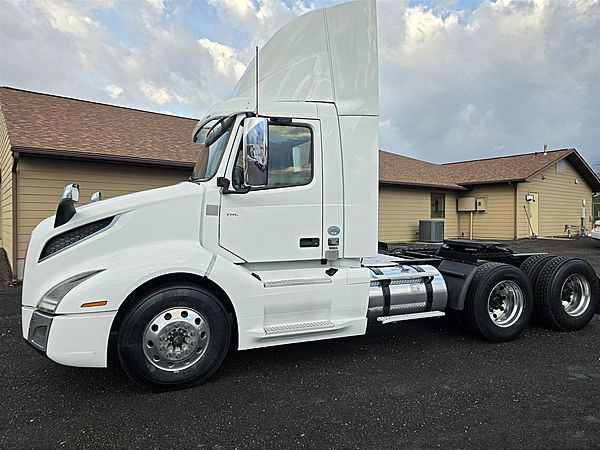 2020 Volvo VNL64T300 - Daycab