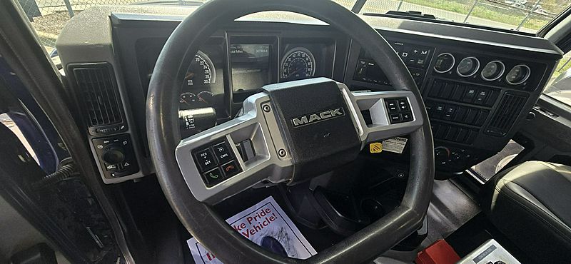2022 Mack GR64F