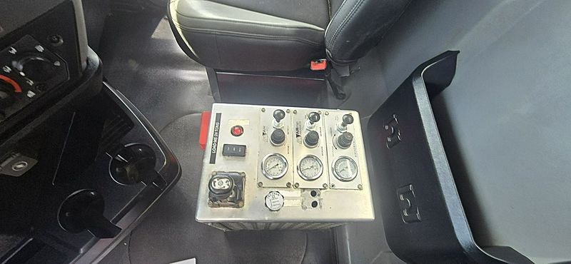 2022 Mack GR64F