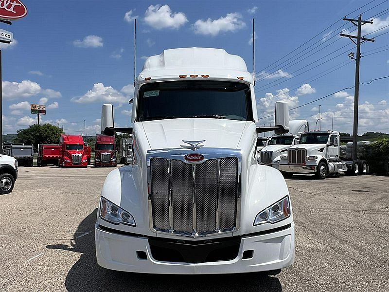 2027 Peterbilt 579