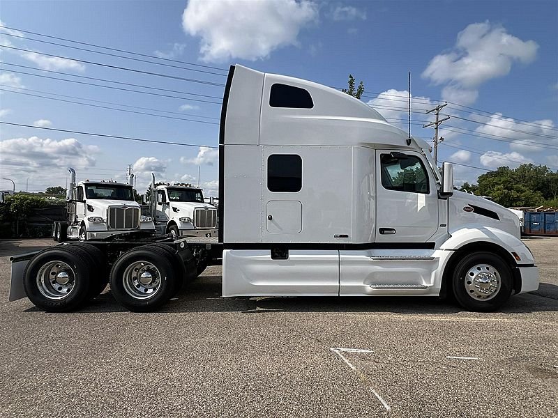 2027 Peterbilt 579