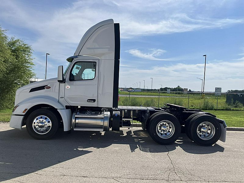 2027 Peterbilt 579