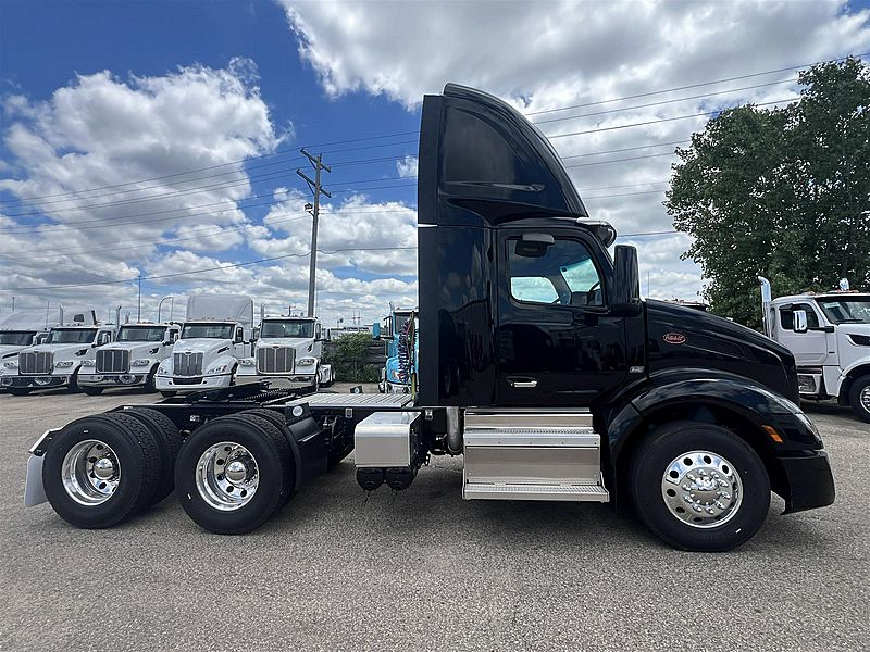 2027 Peterbilt 579