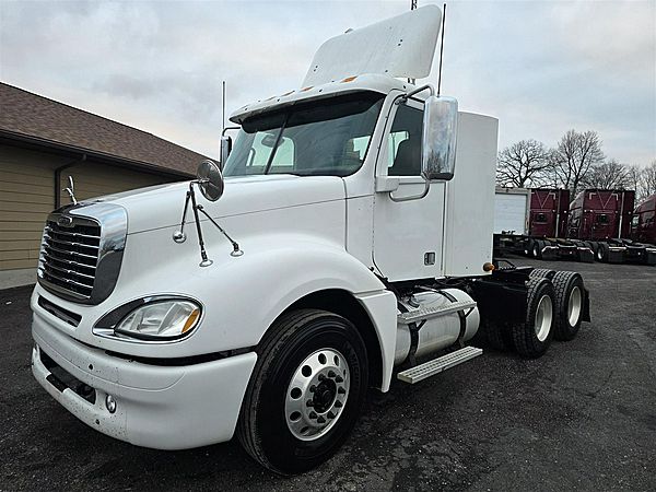 2016 Freightliner Columbia 120 - Daycab