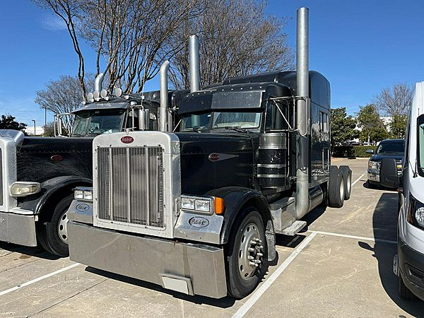 2003 Peterbilt 379 - Sleeper Truck