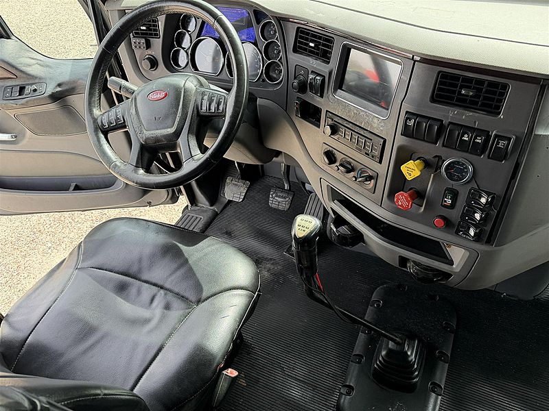 2015 Peterbilt 587