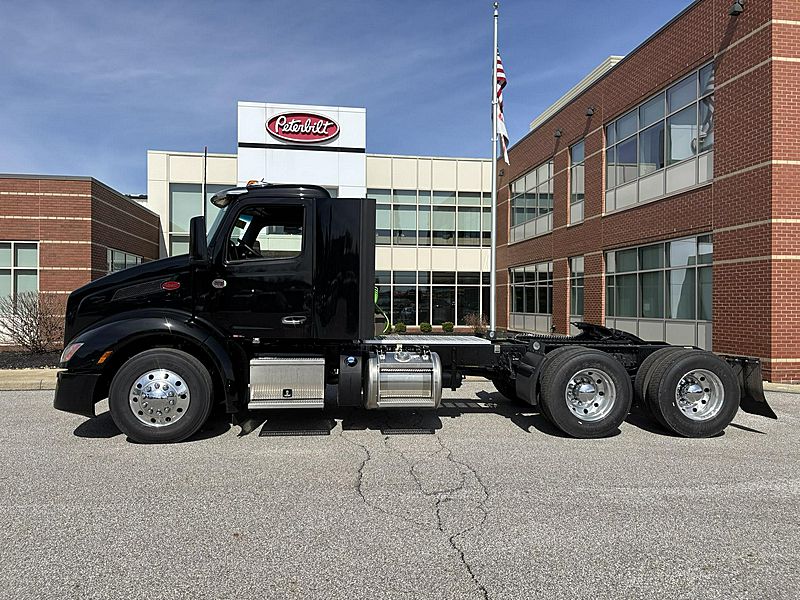 2027 Peterbilt 579