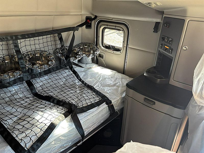 2027 Peterbilt 579
