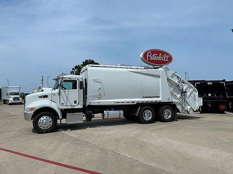 2023 Peterbilt 348