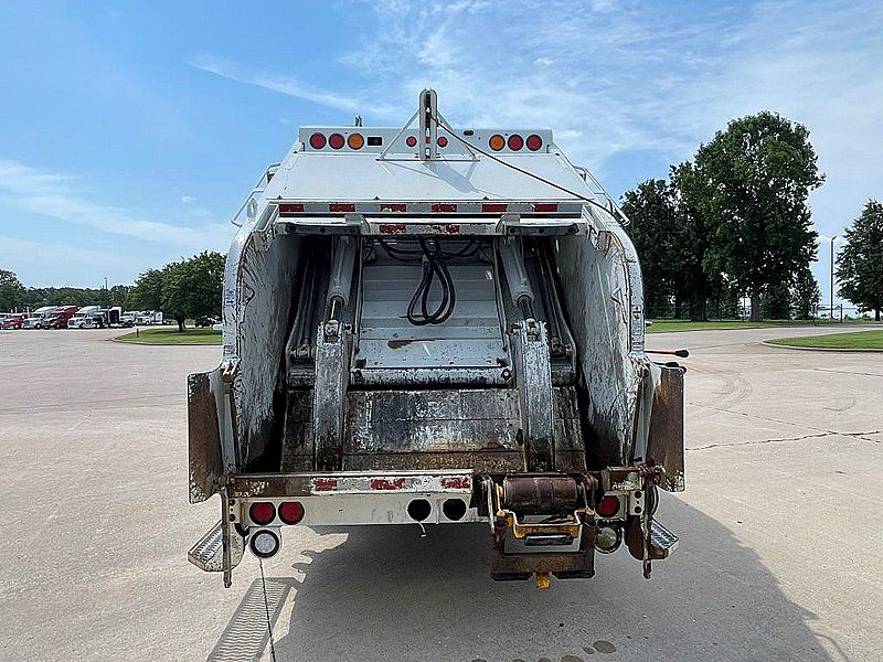 2023 Peterbilt 348
