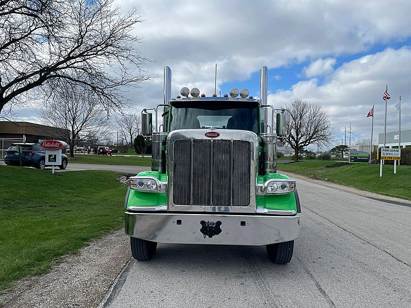 2025 Peterbilt 589