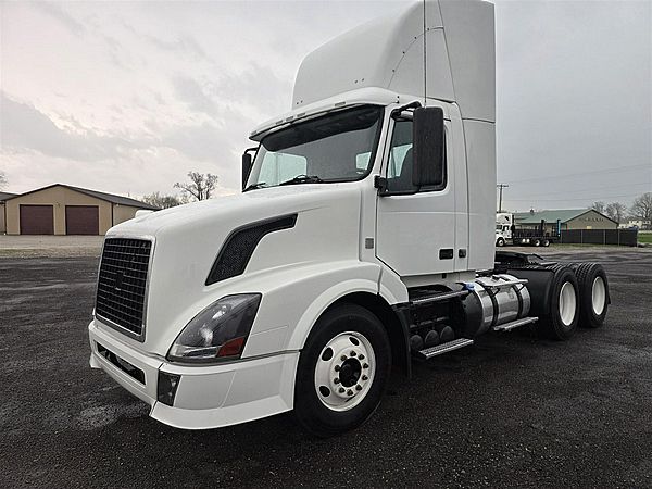 2011 Volvo VNL64T - Daycab