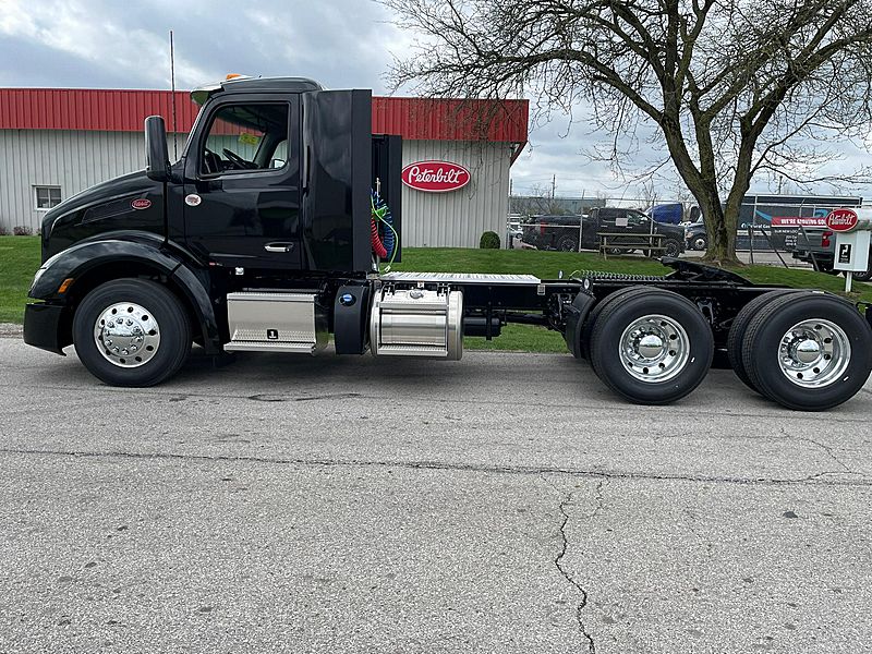 2027 Peterbilt 579