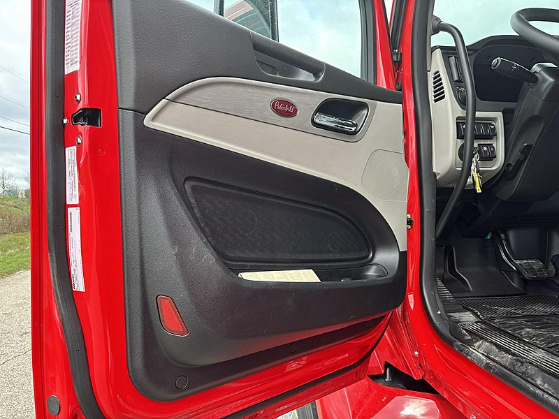 2027 Peterbilt 579