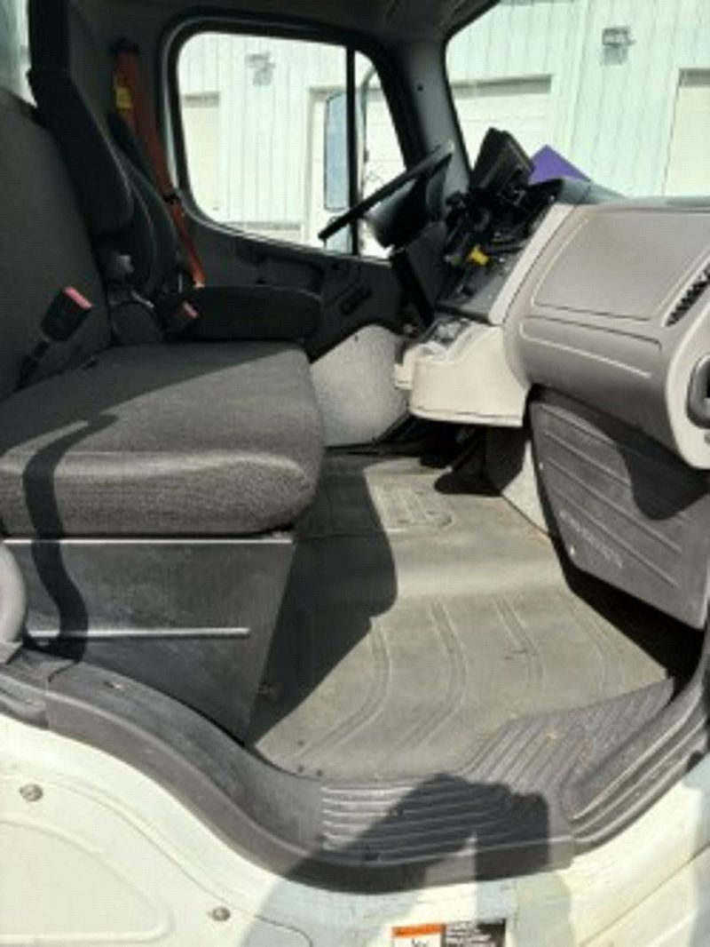 2017 Freightliner M2 106