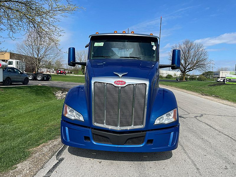 2027 Peterbilt 579