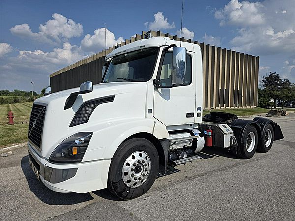 2016 Volvo VNL64T - Daycab