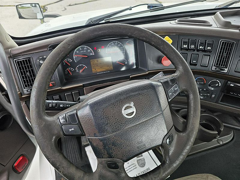 2016 Volvo VNL64T