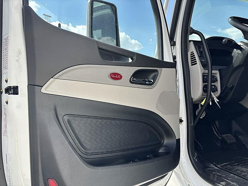 2027 Peterbilt 579