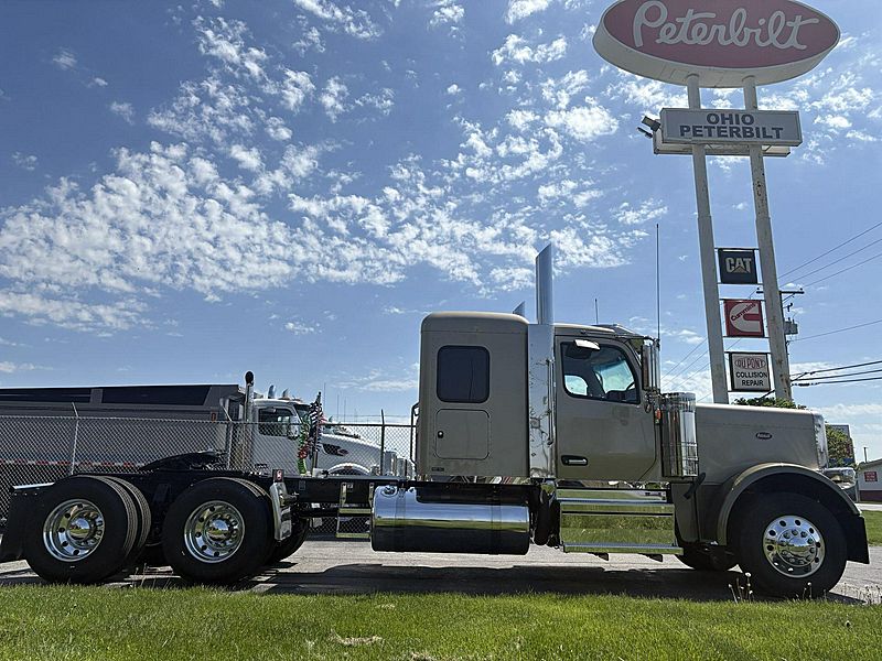 2027 Peterbilt 589