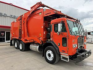 2017 Peterbilt 320 - Day Cab