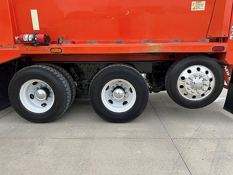 2017 Peterbilt 320
