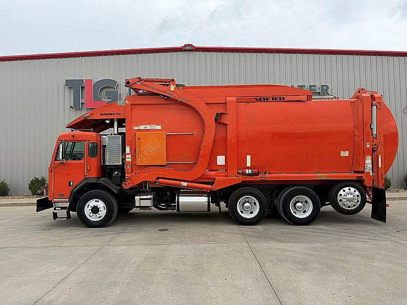 2017 Peterbilt 320