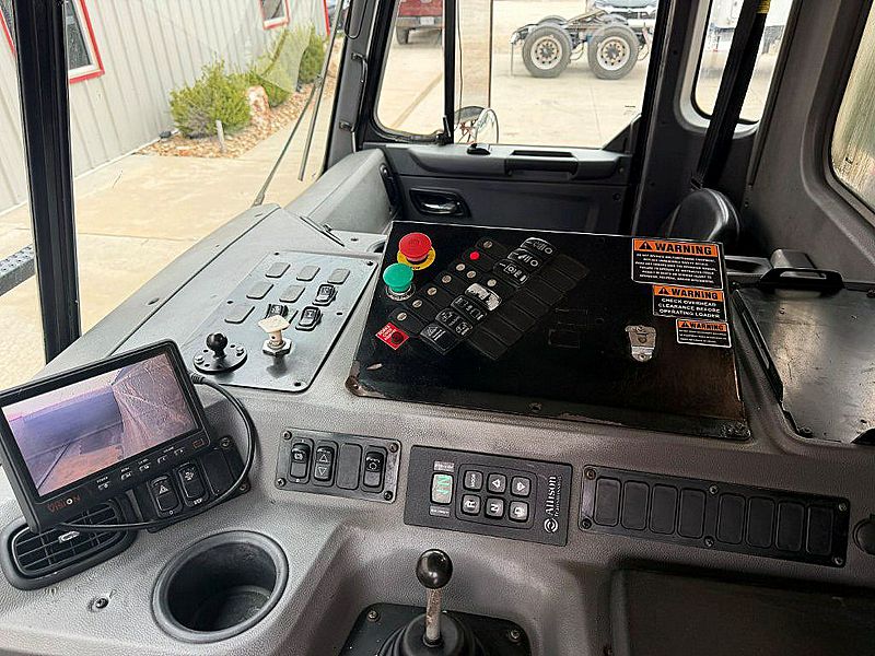 2017 Peterbilt 320