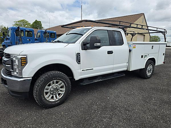 2019 Ford F350 XLT 4x4 - Service Truck