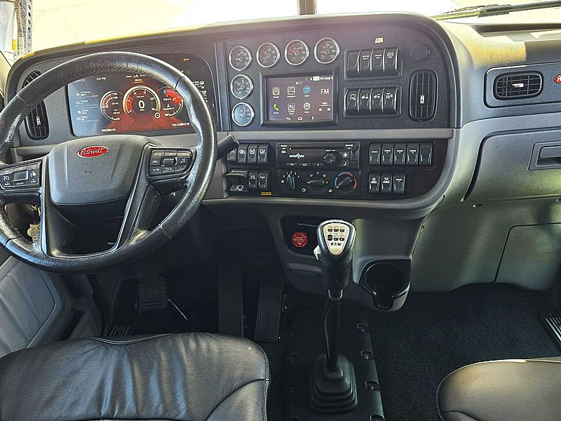 2023 Peterbilt 389