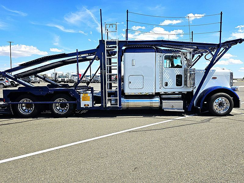 2023 Peterbilt 389