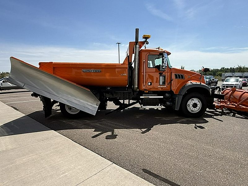 2010 Mack GU