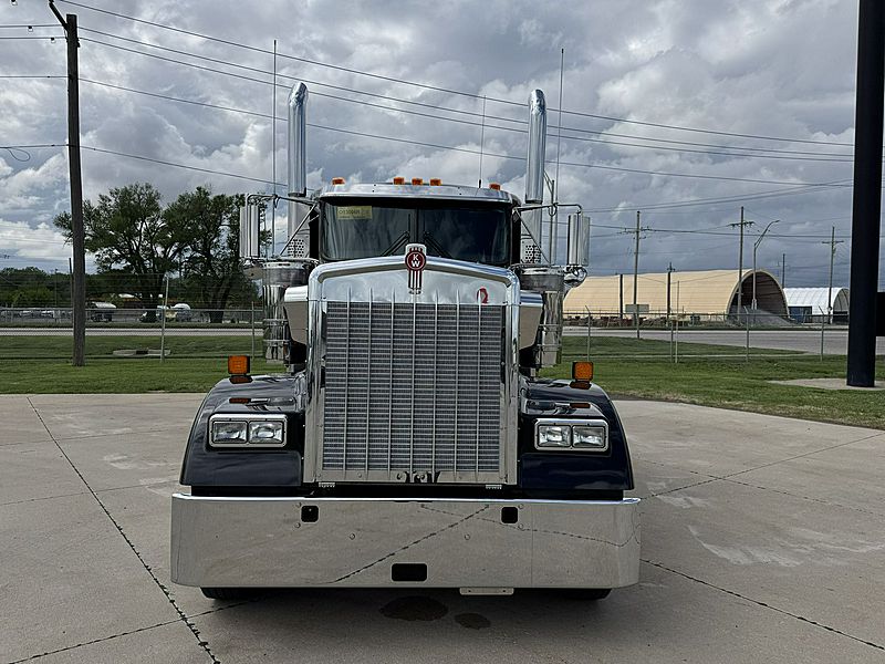 2027 Kenworth W900L