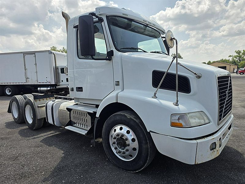 2013 Volvo VNM64T