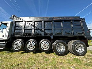 2003 Mack cv713