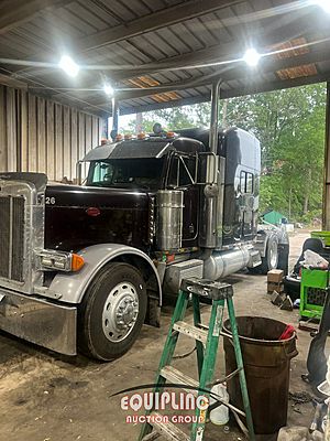 2002 Peterbilt 379 - Sleeper Truck