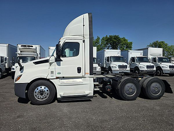 2020 Freightliner Cascadia 126 - Daycab