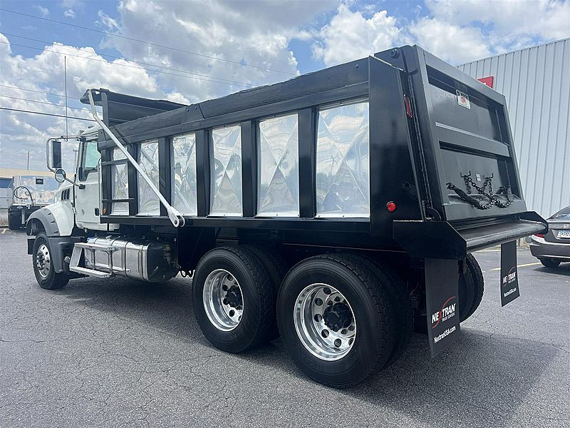 2024 Mack GR64F